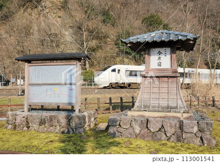 今庄宿を駆け抜ける681系 113001541