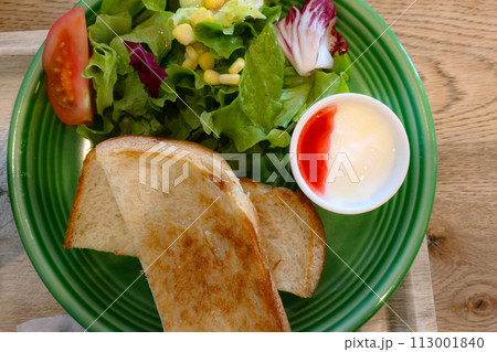 米粉で作ったグルテンフリーのトーストと無農薬の野菜のセット 113001840