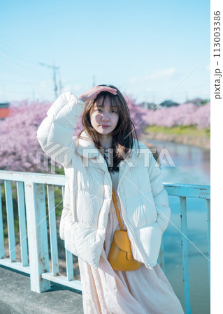 河津桜と女性 113003386
