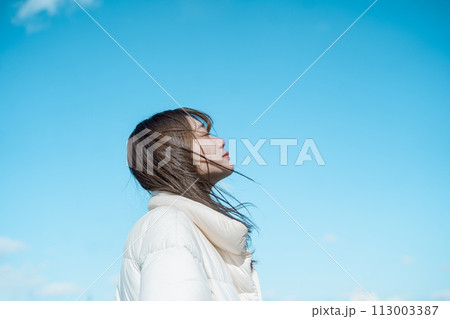青空と女性 113003387