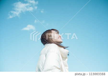 青空と女性 113003388