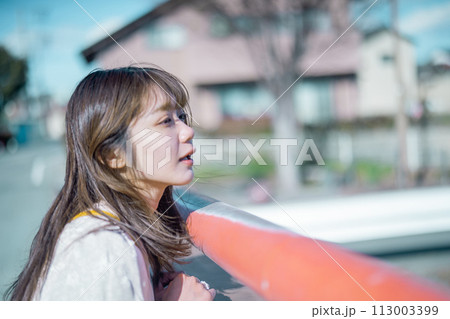 橋でたたずむ女性 113003399