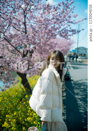 河津桜と女性 113004056