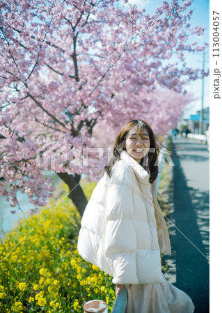 河津桜と女性 113004057