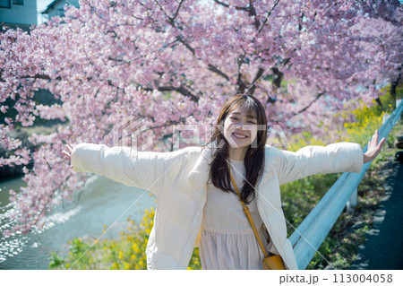 河津桜と女性 113004058
