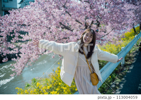 河津桜と女性 河津桜と女性 113004059
