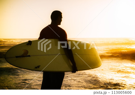 Surfer watching the waves 113005600