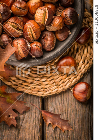 Roasted chestnuts and leaves Roasted chestnuts and leaves 113006918