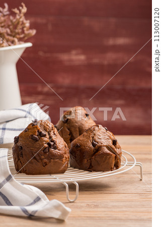 Baked chocolate muffins 113007120