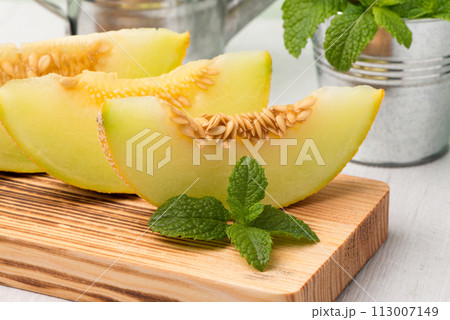 Honeydew melon 113007149