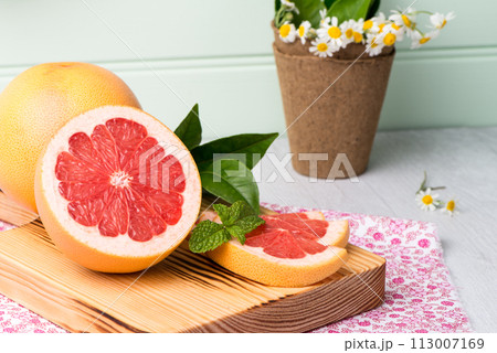Ripe grapefruit 113007169