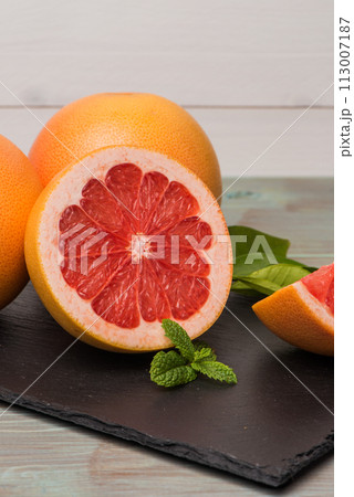 Ripe grapefruit 113007187