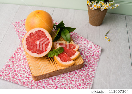 Ripe grapefruit 113007304