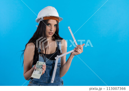 A young construction manager invites you to cooperate on a new housing investment. 113007366
