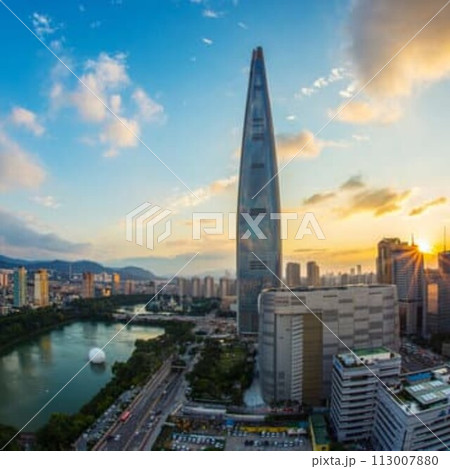 ホテルから見た夕暮れのダウンタウン 113007880