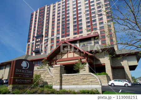 NIAGARA FALLS, ONTARIO, CANADA - MAY 21, 2018: Multi-storey hotel building on the Canadian side of the falls NIAGARA FALLS, ONTARIO, CANADA - MAY 21, 2018: Multi-storey hotel building on the Canadian side of the falls 113008251