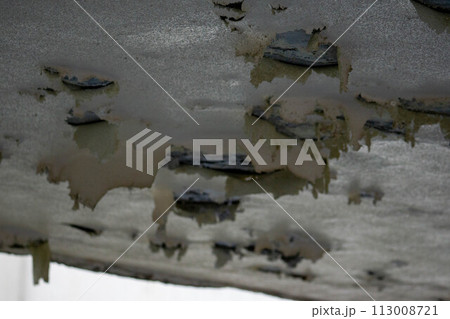 塗装の剝がれてきた天井 113008721