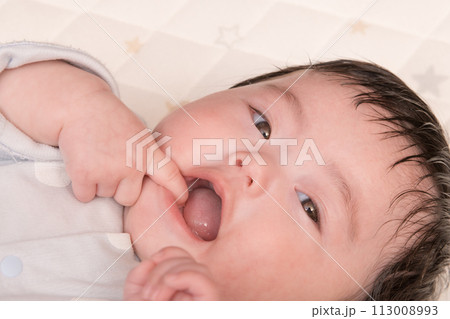 【赤ちゃん　指しゃぶり】 113008993