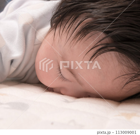 【赤ちゃん　うつぶせ】 113009001