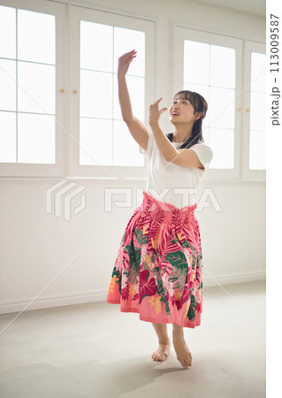 フラダンスを踊るミドル女性 113009587