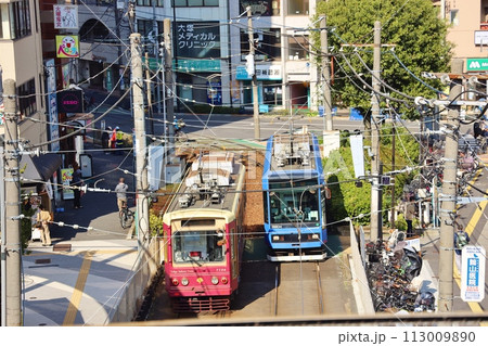 大塚駅前を走る荒川線 大塚駅前を走る荒川線 113009890