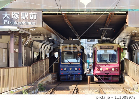 大塚駅に停車する都営荒川線 113009978