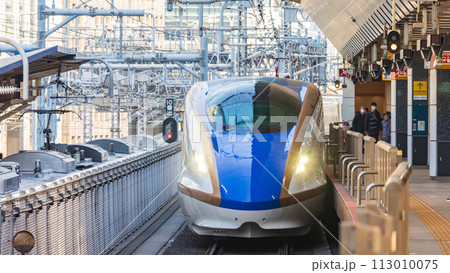 東京駅を出発する上越新幹線・北陸新幹線 113010075