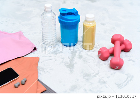 運動始める筋トレ女子のアイテムセットを床のラグに並べて 女性用ウェア 背景素材 バックグラウンド 運動始める筋トレ女子のアイテムセットを床のラグに並べて 女性用ウェア 背景素材 バックグラウンド 113010517