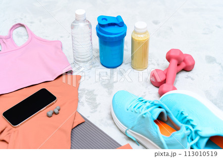 運動始める筋トレ女子のアイテムセットを床のラグに並べて 女性用ウェア 背景素材 バックグラウンド 運動始める筋トレ女子のアイテムセットを床のラグに並べて 女性用ウェア 背景素材 バックグラウンド 113010519