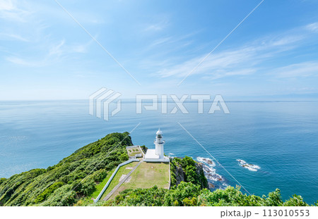 北海道室蘭市　太平洋が見渡せる人気の観光地　夏の地球岬とチキウ岬灯台 113010553