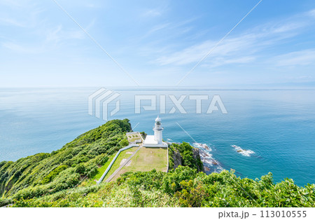 北海道室蘭市　太平洋が見渡せる人気の観光地　夏の地球岬とチキウ岬灯台 113010555