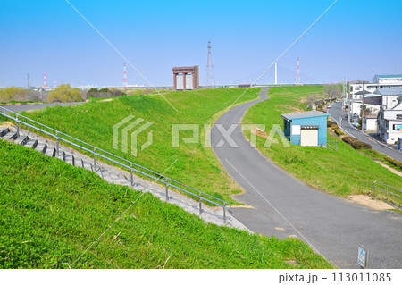 陽春 笹目橋たもとからの荒川土手の眺め 荒川上流方面 陽春 笹目橋たもとからの荒川土手の眺め 荒川上流方面 113011085