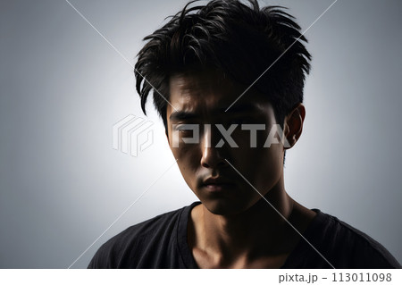思い詰める若い男性　AI生成画像 113011098