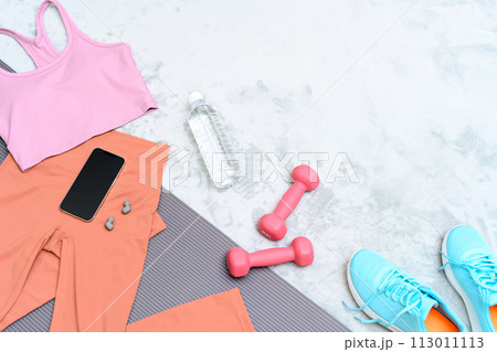 運動始める筋トレ女子のアイテムセットを床のラグに並べて　女性用ウェア　背景素材　バックグラウンド 113011113