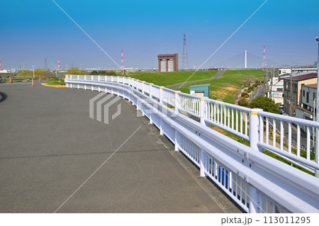 陽春 笹目橋たもとからの荒川土手の眺め 荒川上流方面 陽春 笹目橋たもとからの荒川土手の眺め 荒川上流方面 113011295