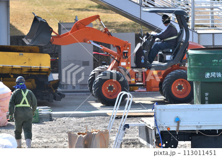道路舗装工事 土系舗装の積み込み作業 道路舗装工事 土系舗装の積み込み作業 113011451