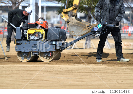 公園整備　ハンドガイドローラーで転圧作業風景 113011458