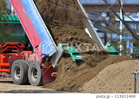 公園整備　真砂土の搬入作業 113011460