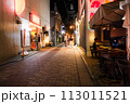 夜の飲み屋街 113011521
