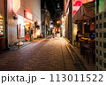 夜の飲み屋街 113011522