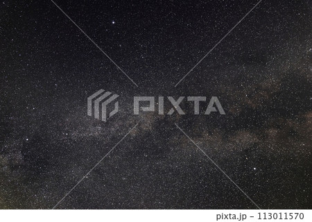 夏の星空天の川と夏の大三角　白鳥座 113011570