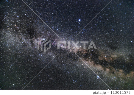 夏の星空天の川と夏の大三角　白鳥座 113011575