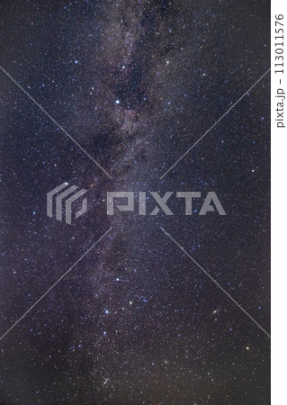 夏の星空 天の川の中のカシオペア座と白鳥座 夏の星空 天の川の中のカシオペア座と白鳥座 113011576