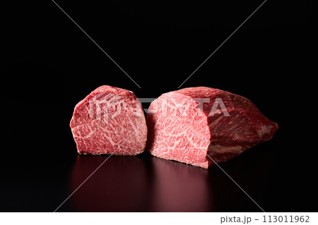 国産黒毛和牛、モモ肉(シンシン) 断面 国産黒毛和牛、モモ肉(シンシン) 断面 113011962