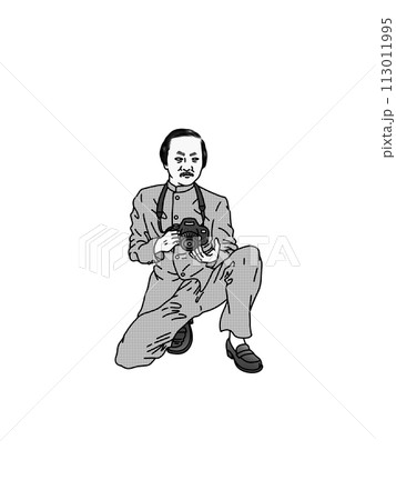 しゃがんでカメラを構える学生服おじさん (モノクロ) 113011995