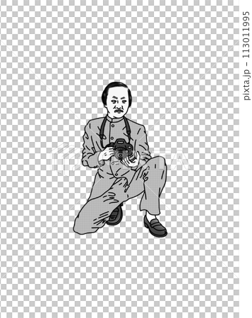 蹲著拿著相機的穿著制服的老人（單色） 113011995