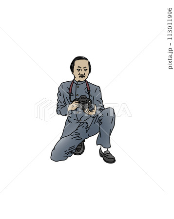 しゃがんでカメラを構える学生服おじさん (カラー) 113011996