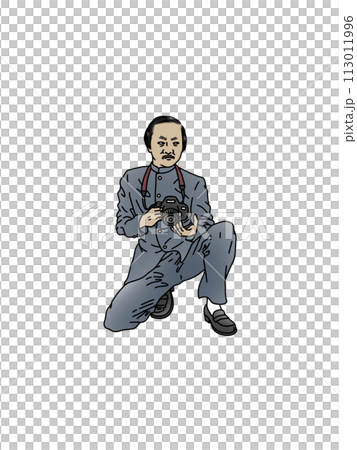 しゃがんでカメラを構える学生服おじさん (カラー) 113011996