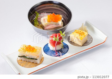 寿しとお蕎麦が一緒に撮影された日本らしい食材の白バック画像 113012077