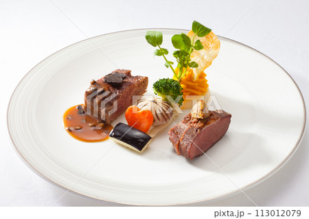 フレンチコースのメインビーフステーキ　おしゃれな盛り付けの素材画像 113012079